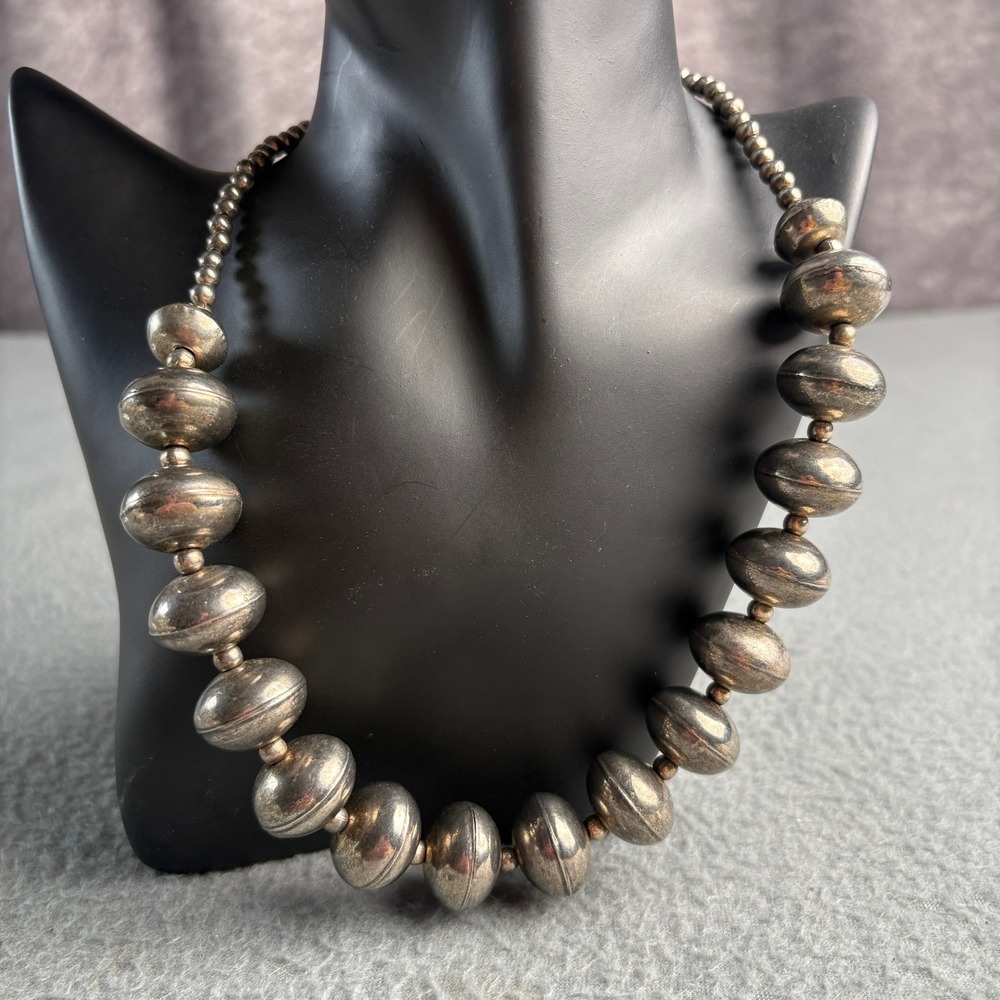 Vintage Southwest Silver Tone Graduated Saucer Bead Necklace 18" Barrel Clasp